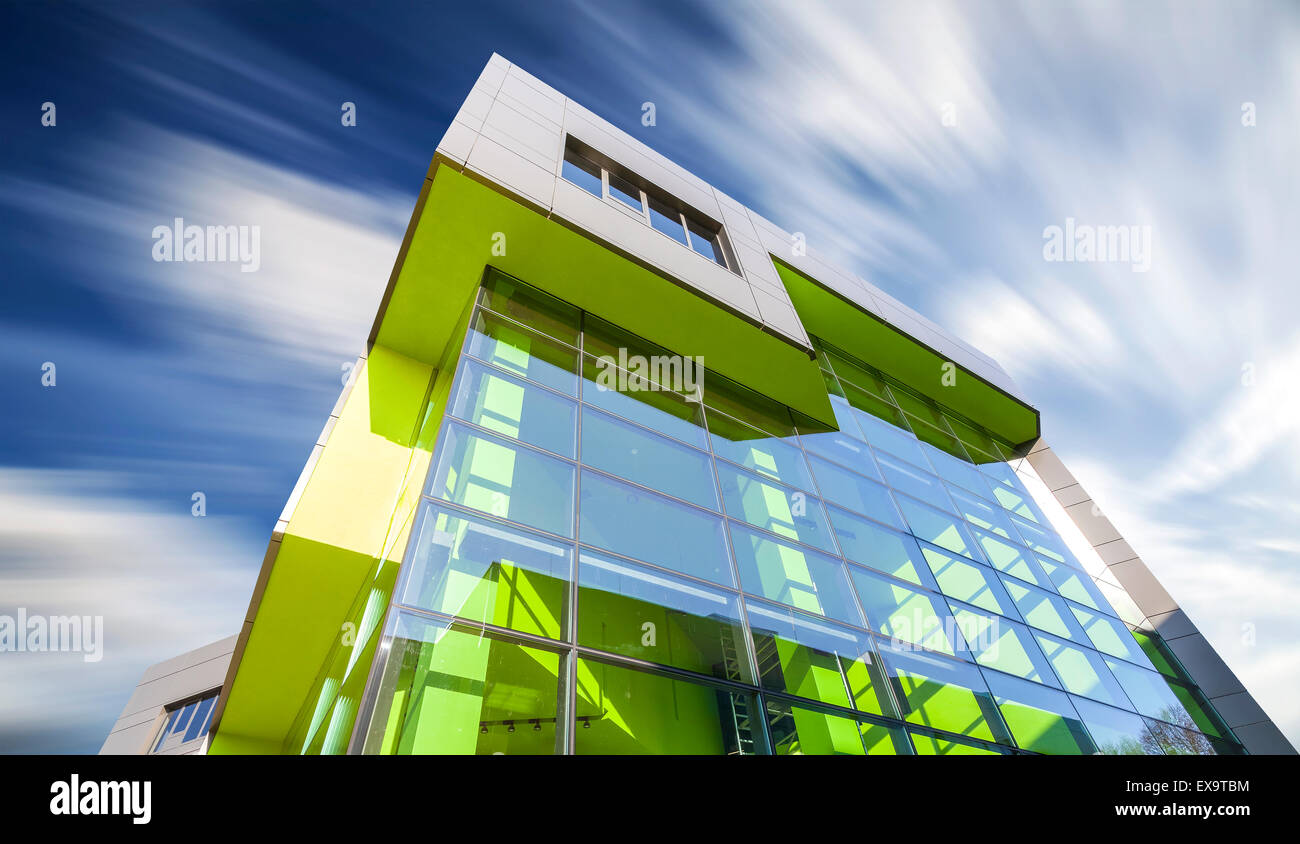 Immeuble de bureaux avec motion blurred nuages, concept d'entreprise. Banque D'Images