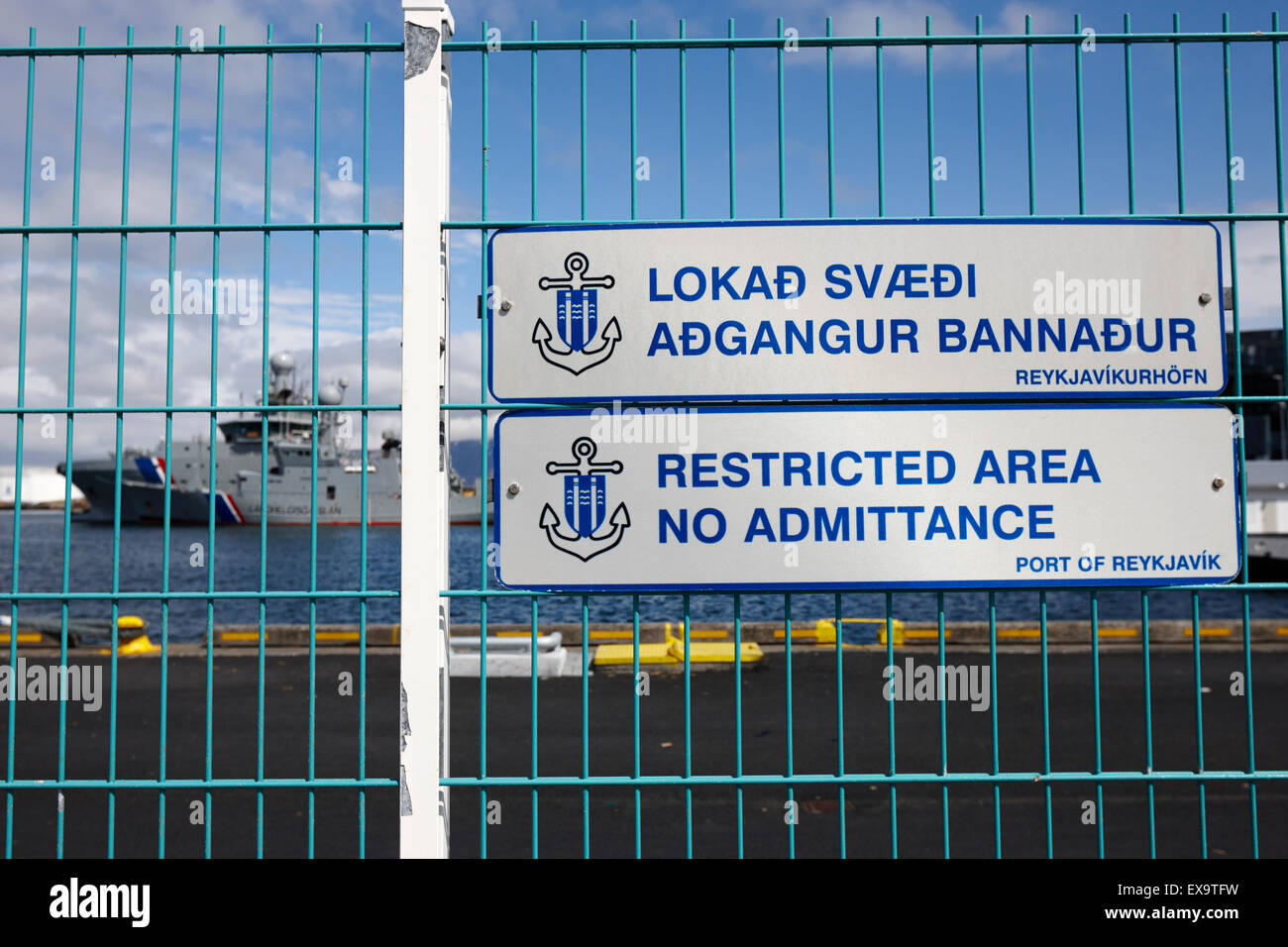 Port de port de Reykjavik zone réglementée avec des navires garde-côtes derrière l'islande Banque D'Images