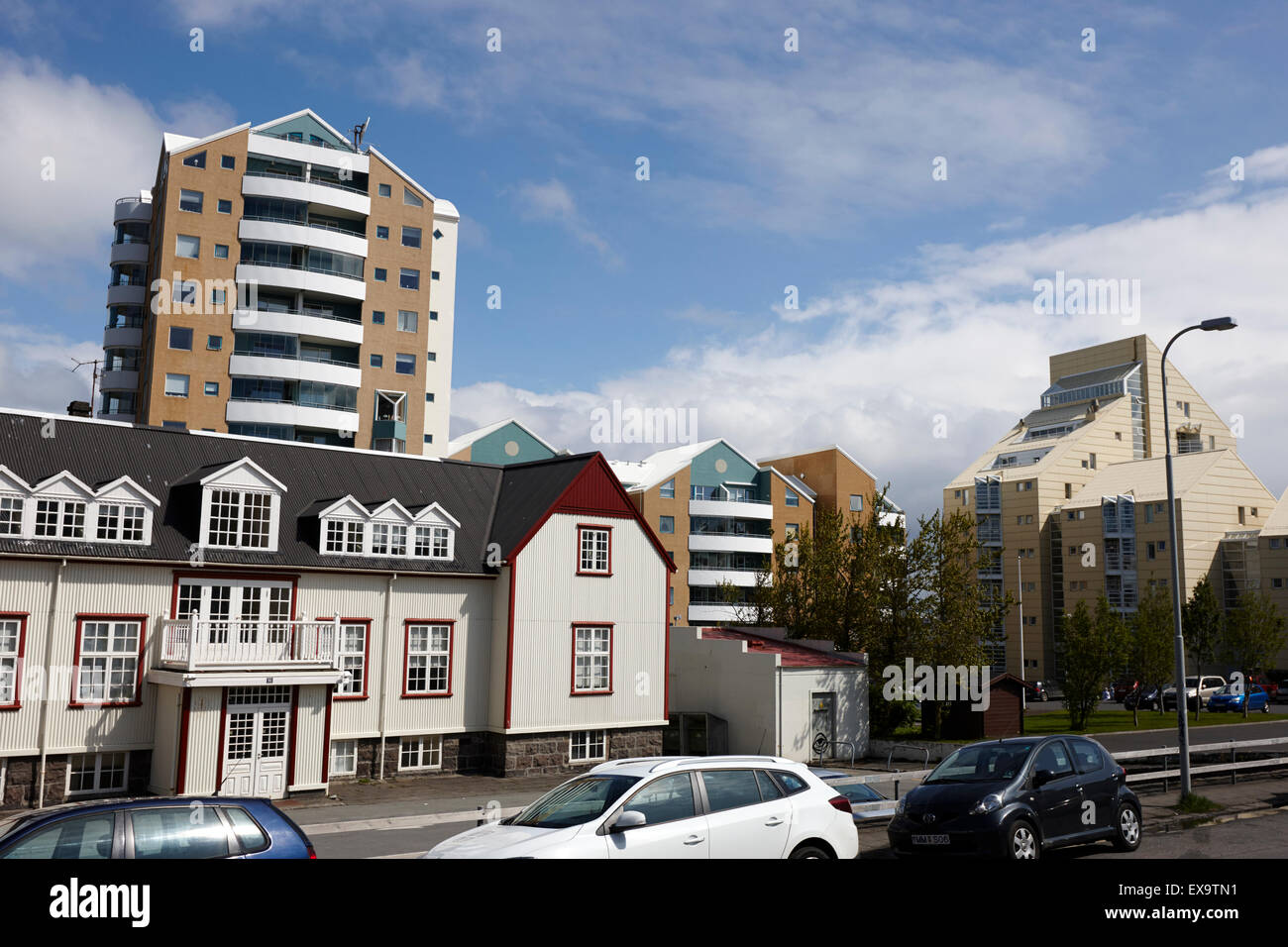 L'architecture contrastée entre anciens et nouveaux Reykjavik Islande Banque D'Images