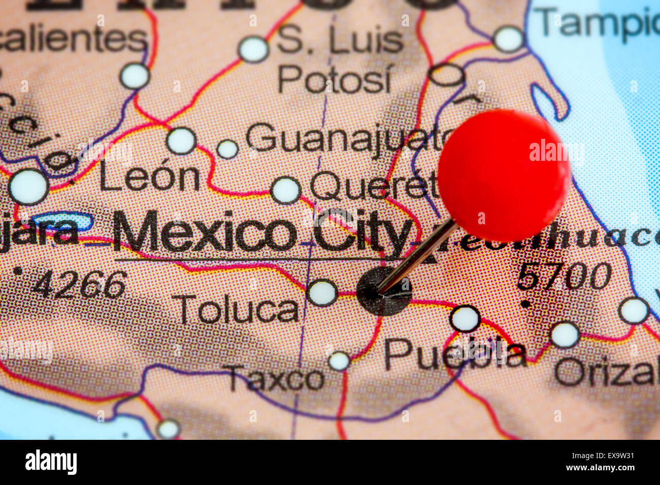 Close-up d'une punaise rouge sur une carte de la ville de Mexico, Mexique Banque D'Images