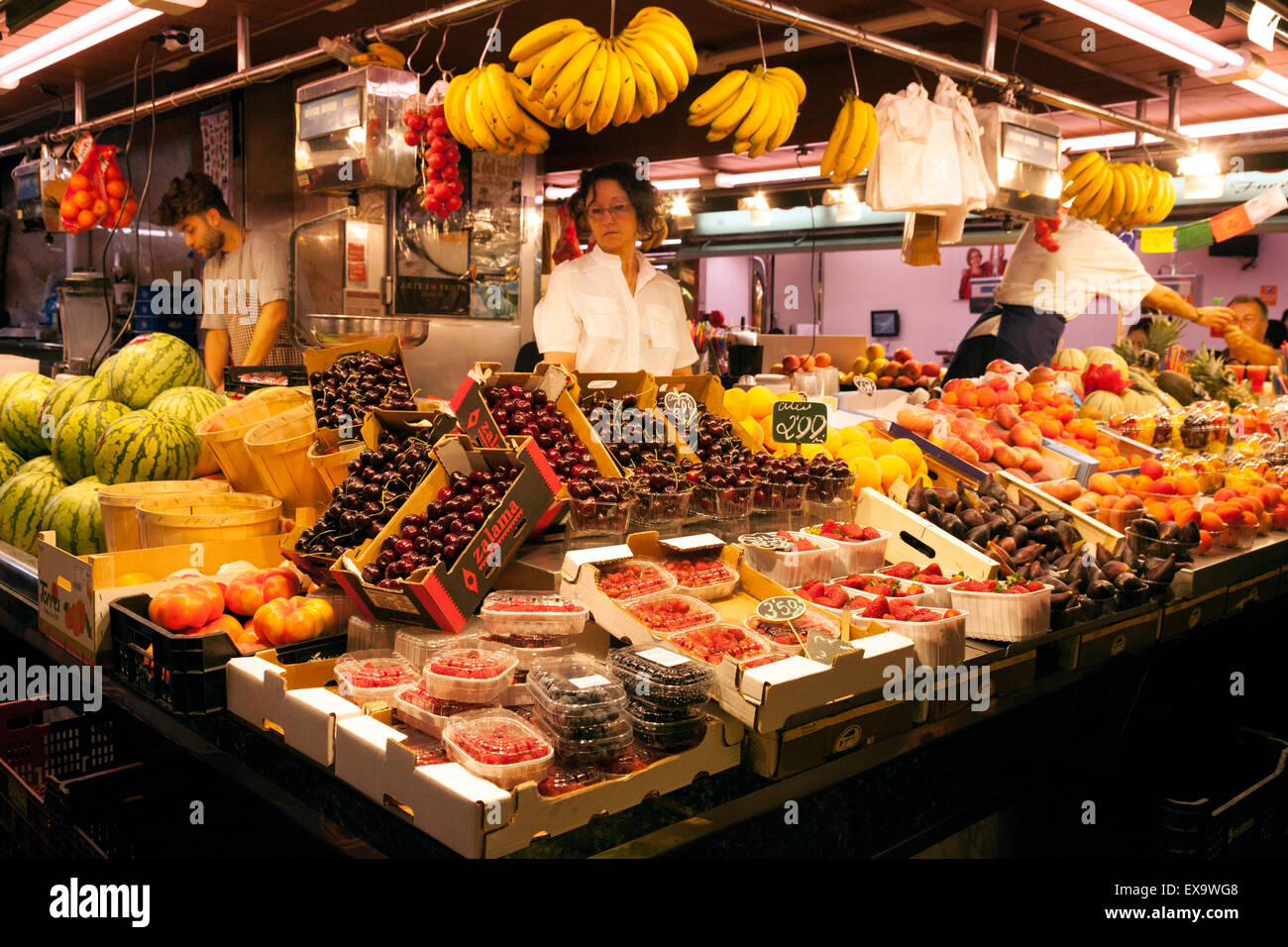 La Boqueria Barcelona - étal de fruits et exposant, le marché de la boqueria, Las Ramblas, Barcelone Espagne Europe Banque D'Images