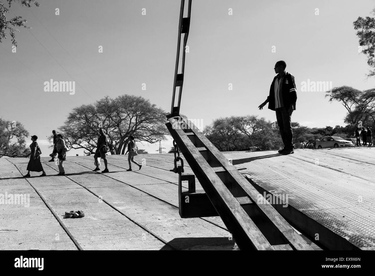 L'Afrique, Zambie, Kazungula, travailleur en bateau se trouve sur le passage de bac de bow Zambèze vers la frontière du Botswana Banque D'Images