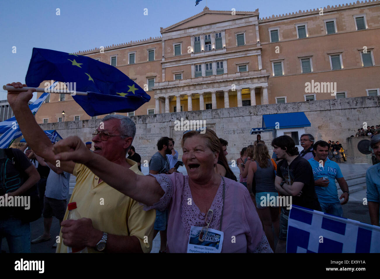 Athènes, Grèce. 09 juillet, 2015. Les gens crient des slogans pro-Europe. Alors que le gouvernement grec est en négociations avec leurs créanciers avec le scénario Grexit encore visibles, les gens manifester en faveur de l'avenir européen de la Grèce. Credit : Kostas Pikoulas Libre prestation/Pacific Press/Alamy Live News Banque D'Images