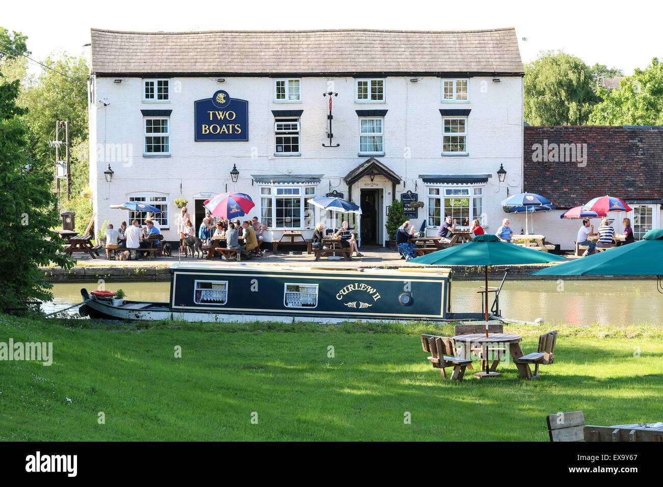 Pub à côté du Grand Union canal près de Long Itchington dans le Warwickshire. Les deux bateaux Inn Banque D'Images