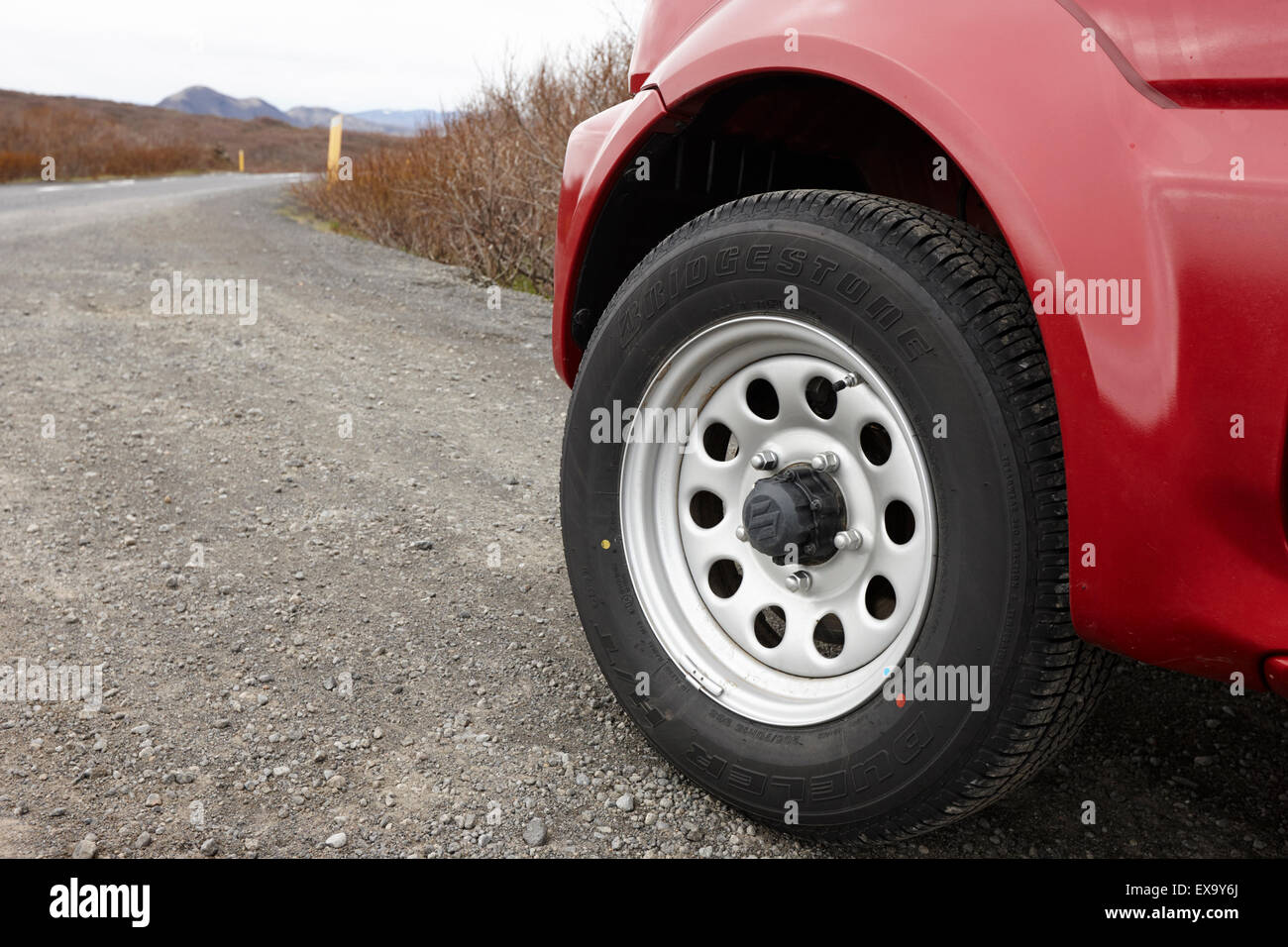 Des petites roues 4x4 de la conduite sur route de gravier sur la route principale de Reykjavik Islande Banque D'Images