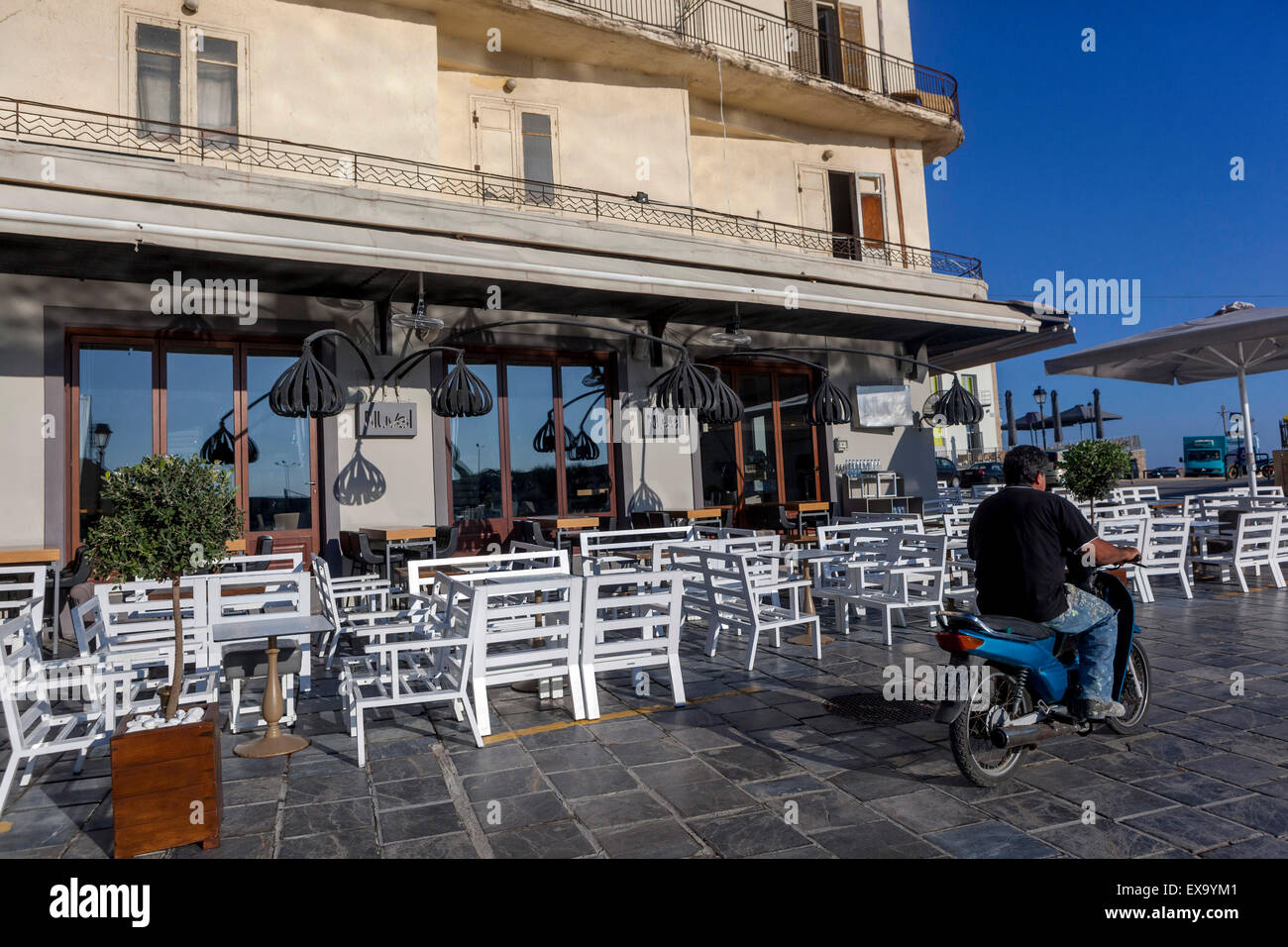 Crete Restaurant dans le vieux port vénitien, rue Rethymno Crète, Grèce Banque D'Images