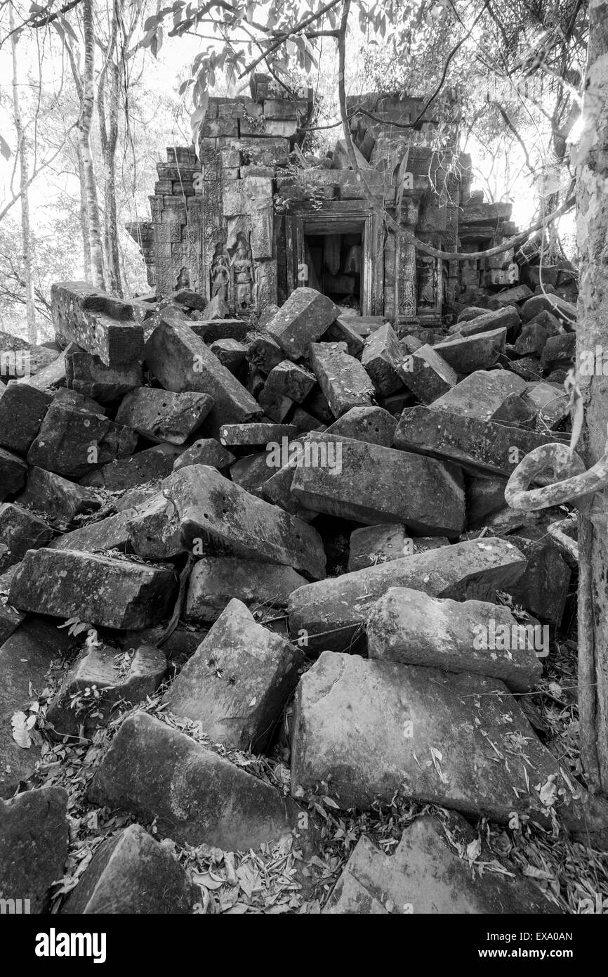 L'Asie, Cambodge, la Province de Siem Reap, brisures de vestiges de pierre du Temple Beng Mealea Banque D'Images