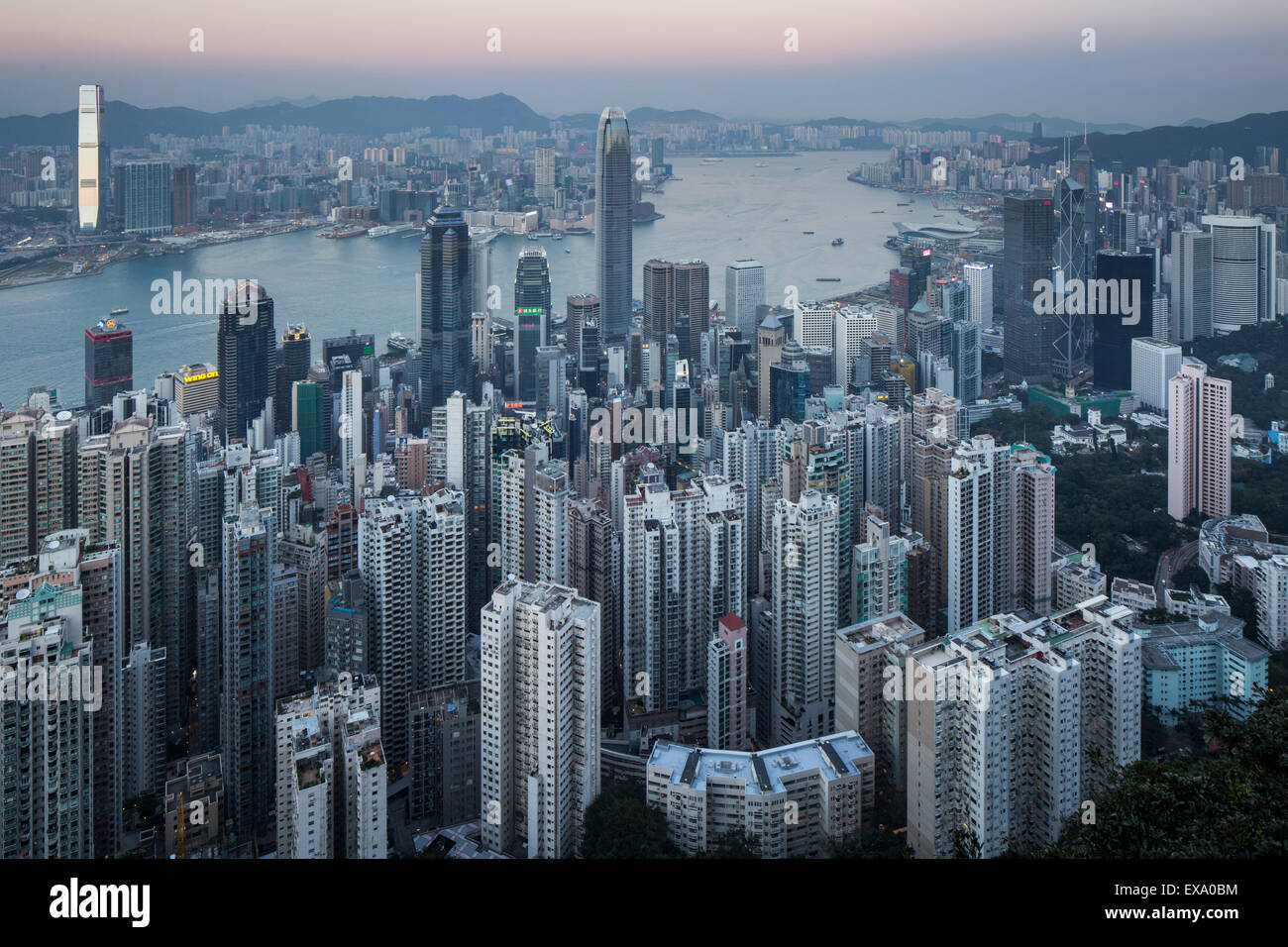 La Chine, Hong Kong, vue d'imposantes skyscrapers in city skyline vue au sommet de Victoria Peak au coucher du soleil sur les soirée d'hiver Banque D'Images