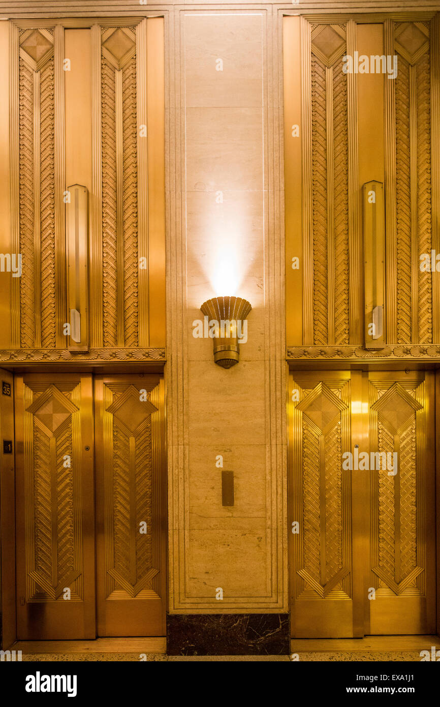 Portes de l'ascenseur, hall de la Merchandise Mart, Chicago, Illinois, États-Unis Banque D'Images