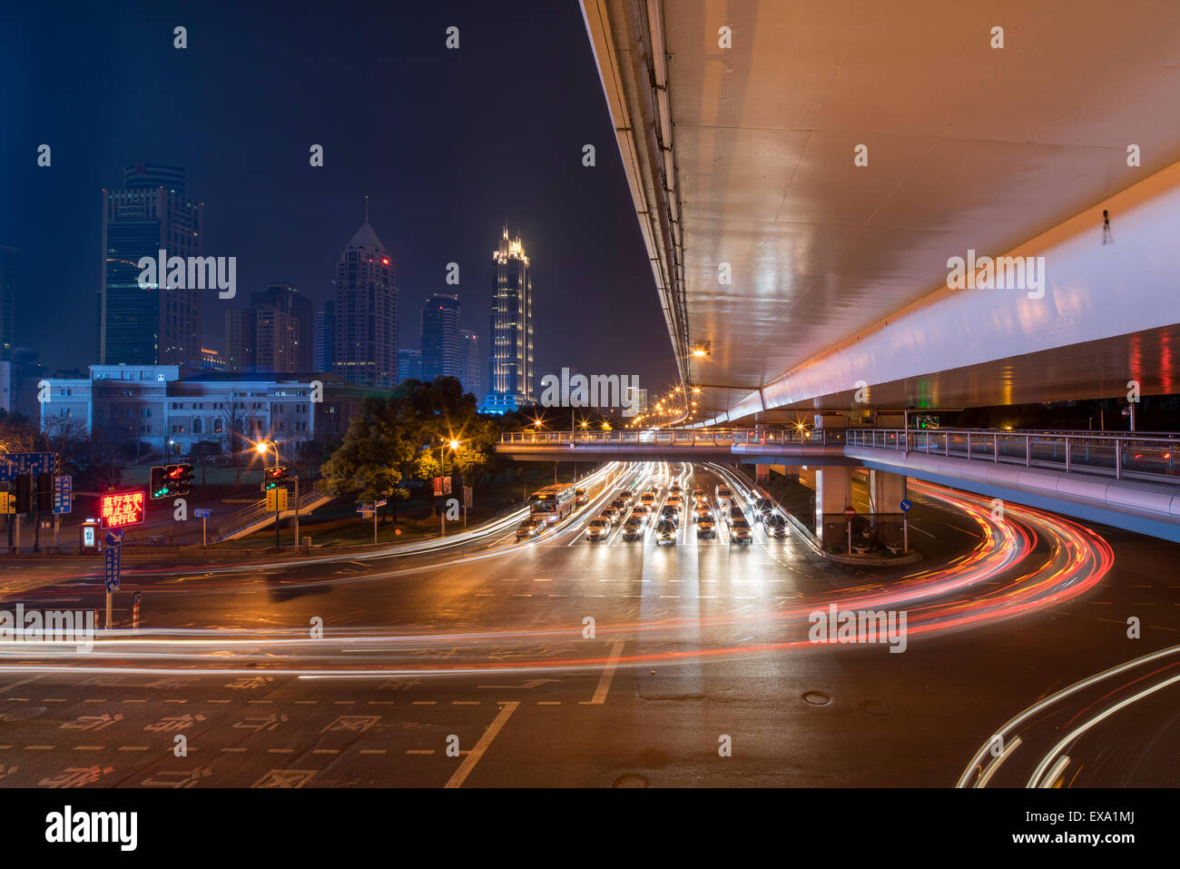 La Chine, Shanghai, image floue de voiture et autobus de Yan'an Road sous le viaduc en béton sur soirée d'automne Banque D'Images