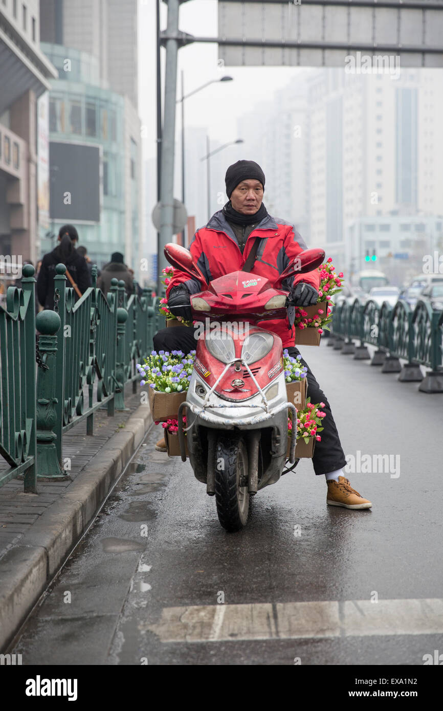 Livraisons de moto Banque de photographies et d'images à haute résolution -  Alamy