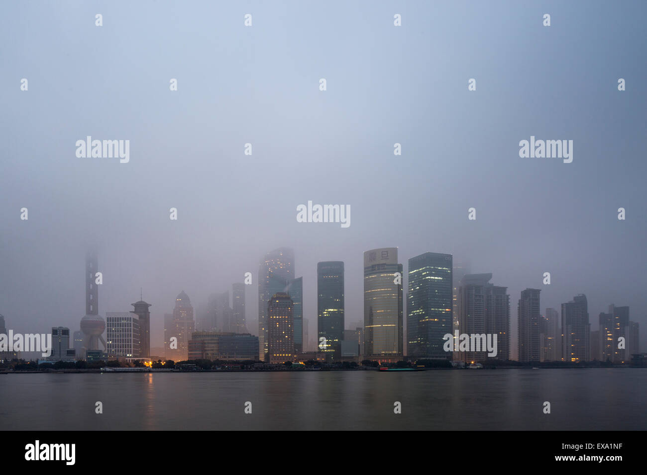 Chine, Shanghai, des gratte-ciel dans l'horizon de Pudong District perdu dans les nuages bas le long de la rivière Huangpu sur matin d'hiver Banque D'Images
