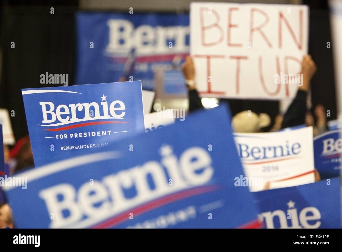 MADISON, WI/USA - 1 juillet 2015 : un groupe de partisans brandis un Bernie Sanders pour le président signe pendant un rassemblement de plus de 10 000 personnes pour Bernie Sanders à Madison, Wisconsin. Banque D'Images