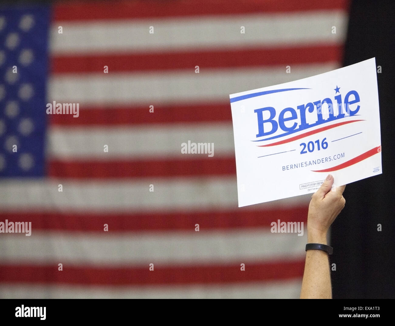 MADISON, WI/USA - 1 juillet 2015 : une femme est titulaire d'un Bernie Sanders pour le président signe pendant un rassemblement de plus de 10 000 personnes pour Bernie Sanders à Madison, Wisconsin. Banque D'Images
