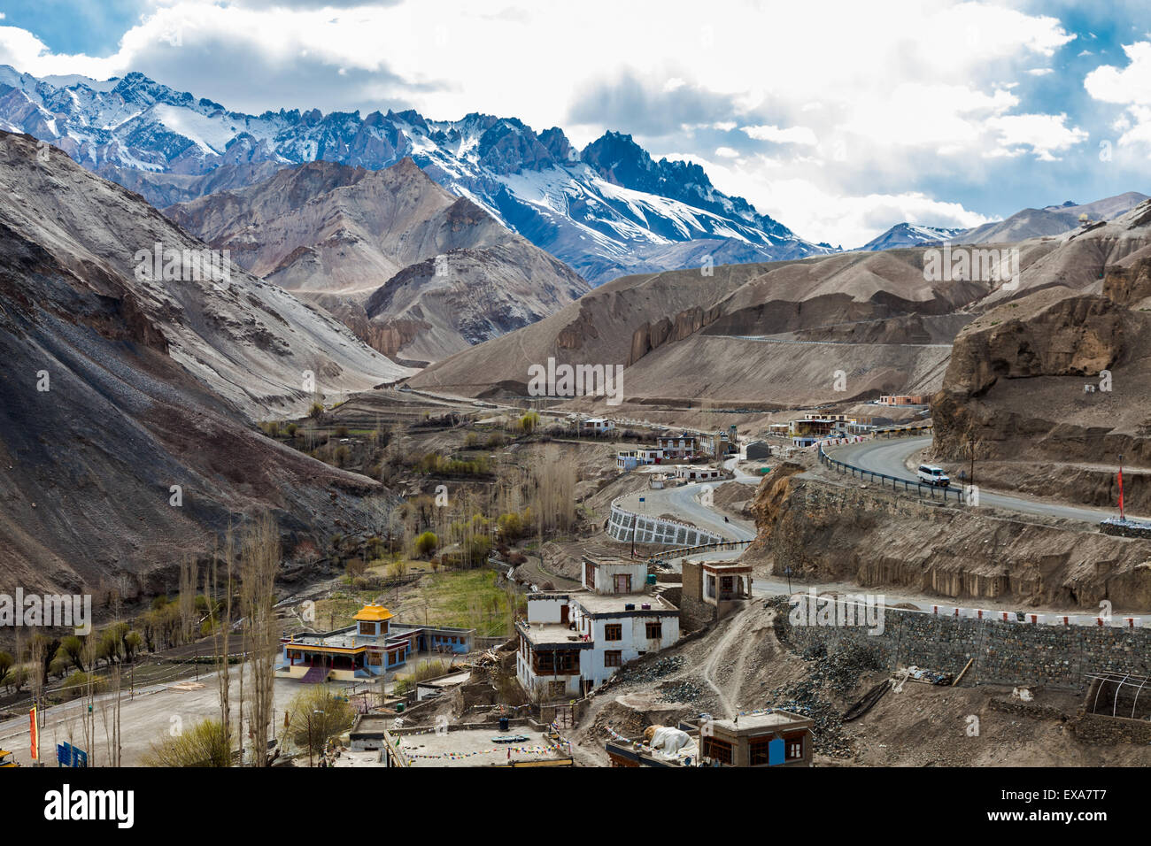 Vue aérienne du village indien au monastère de Lamayuru au Ladakh, région de l'Inde Banque D'Images