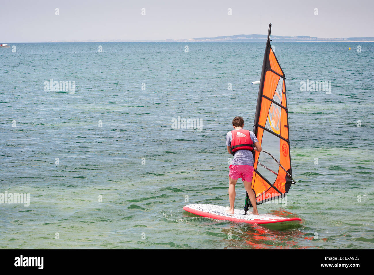 Les gens à l'apprentissage de la planche à voile. Photo prise dans la ville de Santa Pola, Alicante, Espagne Banque D'Images