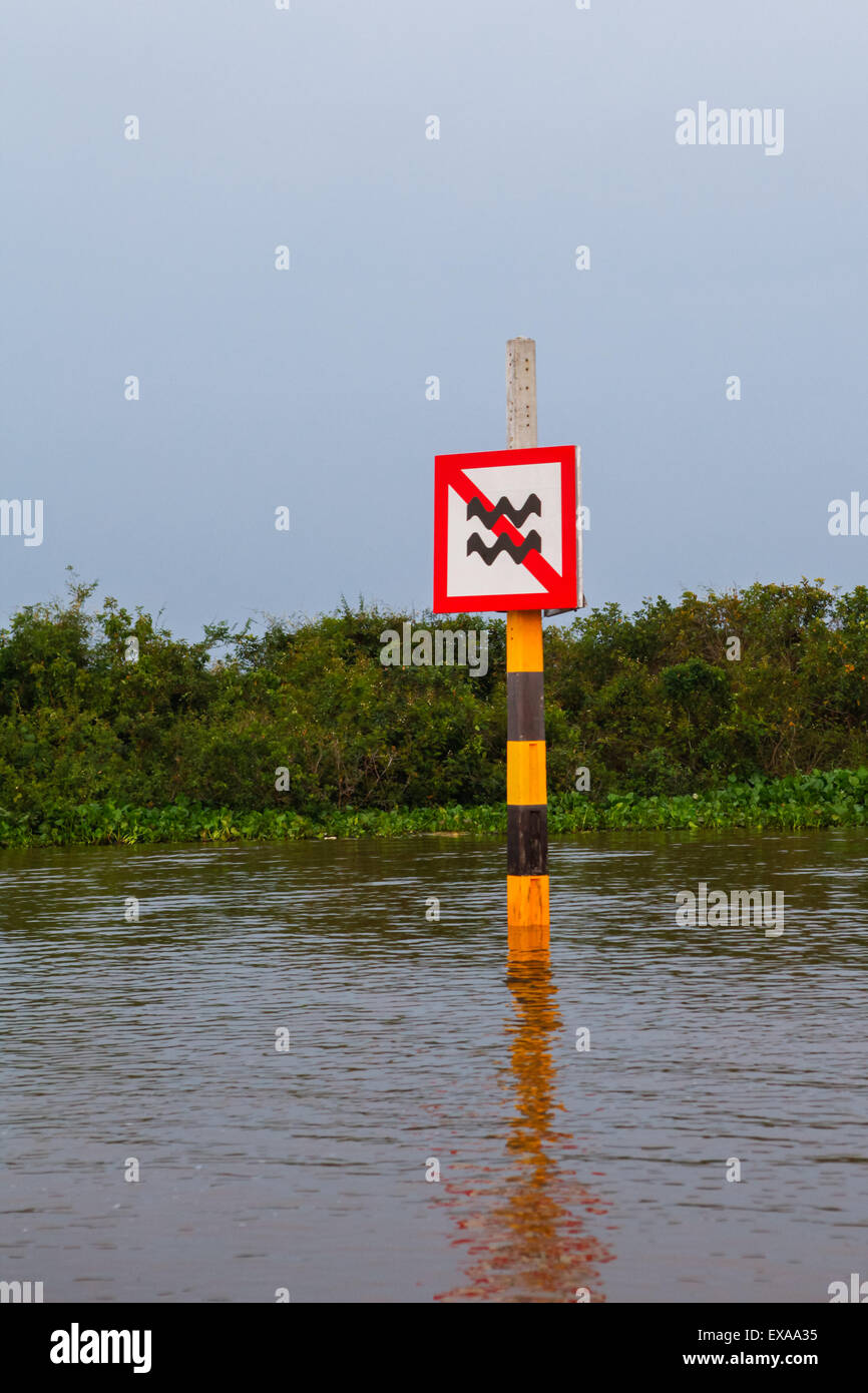 Panneau de circulation pour des bateaux sur le lac Tonle Sap, au Cambodge. Banque D'Images