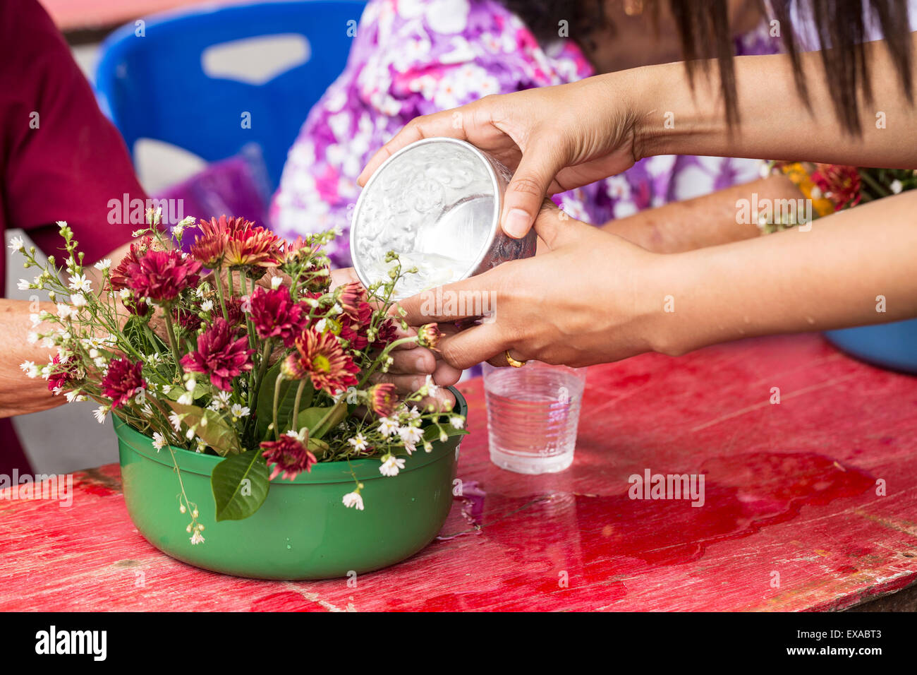 Verser de l'eau à Buddha statue in Songkran festival tradition de Thaïlande Banque D'Images