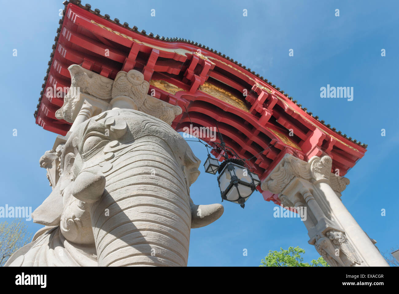 Entrée du zoo de Berlin, détail d'un énorme éléphant en pierre situé à l'entrée du zoo de Berlin Allemagne. Banque D'Images