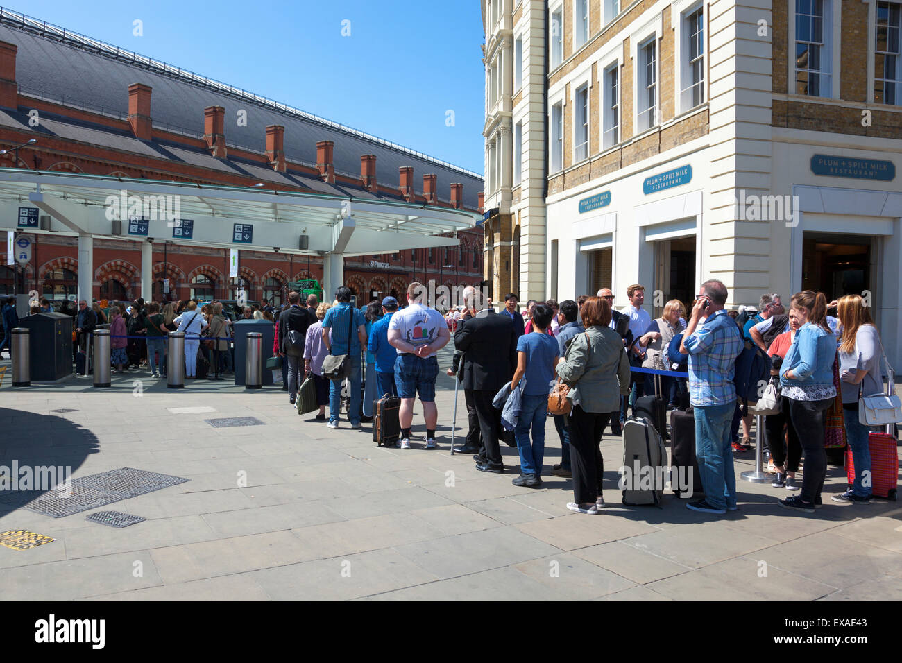 Londres, Royaume-Uni. 9 juillet 2015 - La plus grande grève dans le métro de Londres en 13 ans est à l'origine de commuter le chaos dans la ville. À St Pancras International et stations de King's Cross, les voyageurs en provenance de l'étranger sur l'Eurostar, ainsi que de trains sur les réseaux ferroviaires nationaux sont laissées dans de longues files d'attente pour les taxis. Credit : Nathaniel Noir/Alamy Live News Banque D'Images