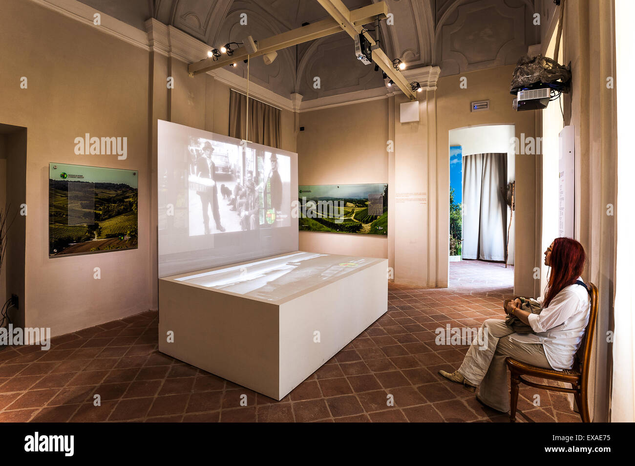 Italie Piémont Langhe et le Roero World Heritage Magliano Alfieri Château -Le Théâtre du Musée du paysage à l'intérieur du château a ouvert ses portes le 13 juin, 2015 Banque D'Images
