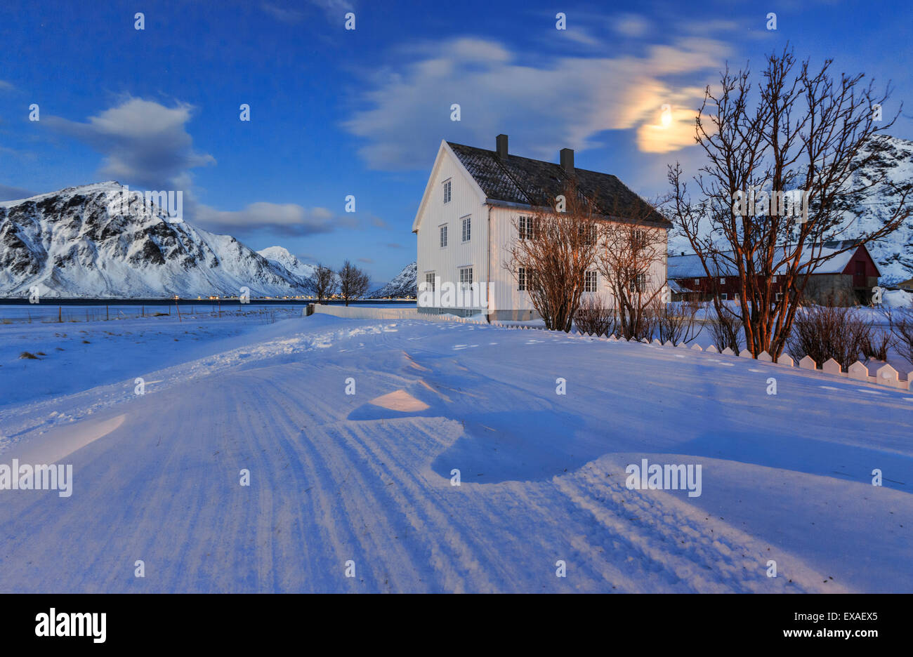 Maison typique entouré de neige sur une froide journée d'hiver au crépuscule, Flakstad, îles Lofoten, Norvège, Scandinavie, Europe Banque D'Images