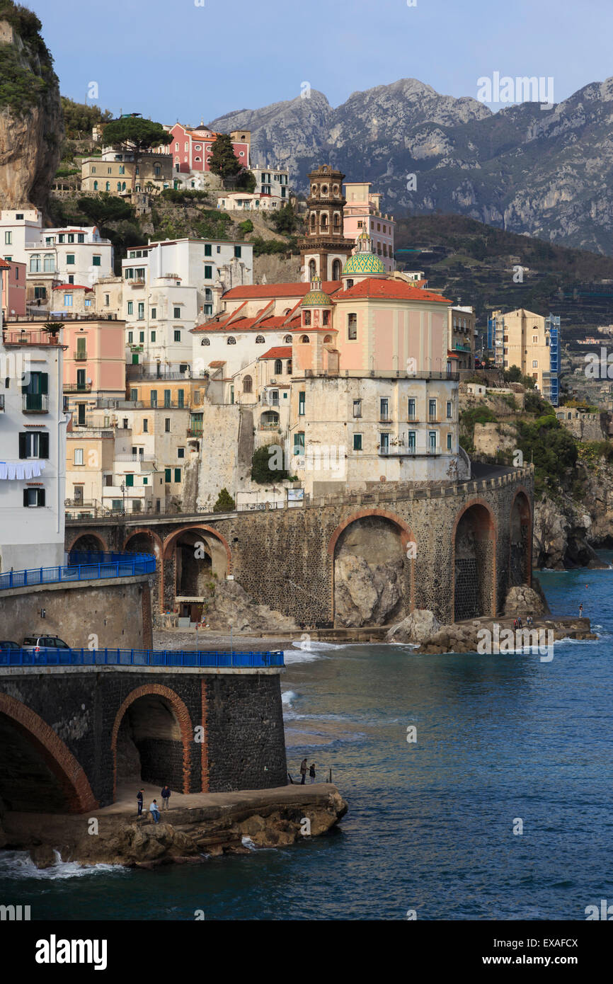 Église de Santa Maria Maddalena et coast road, Atrani, près d'Amalfi, Costiera Amalfitana (Côte Amalfitaine), l'UNESCO, Campanie, Italie Banque D'Images