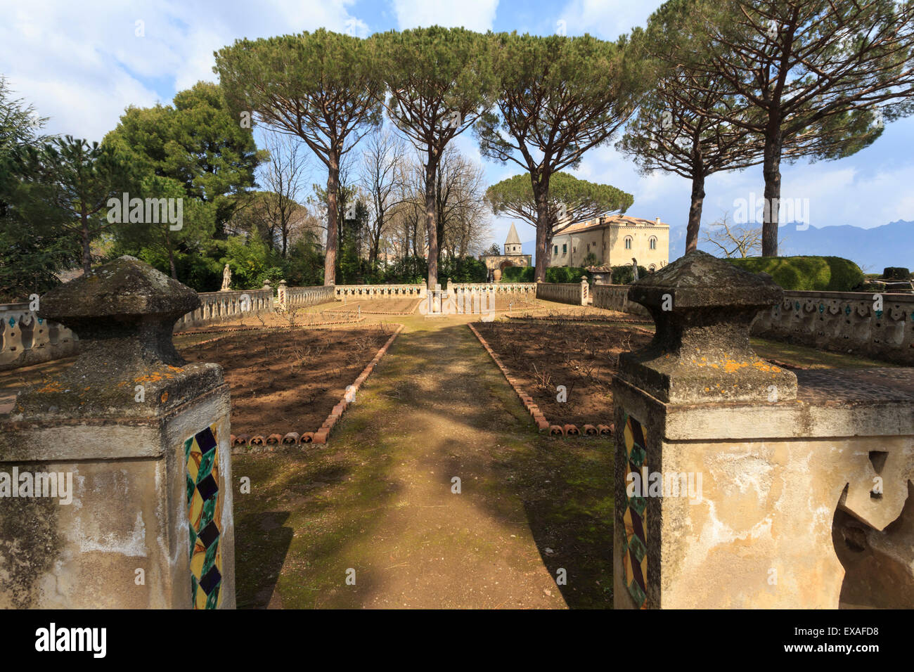 Terrasse Rose au printemps, les jardins de la Villa Cimbrone, Ravello, Costiera Amalfitana (Côte Amalfitaine), site de l'UNESCO, Campanie, Italie Banque D'Images