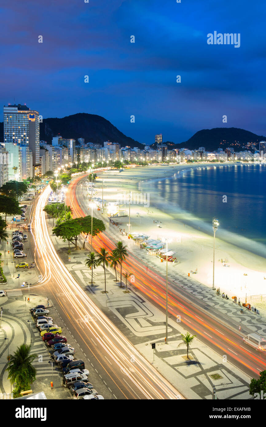La plage de Copacabana dans la nuit, Rio de Janeiro, Brésil, Amérique du Sud Banque D'Images