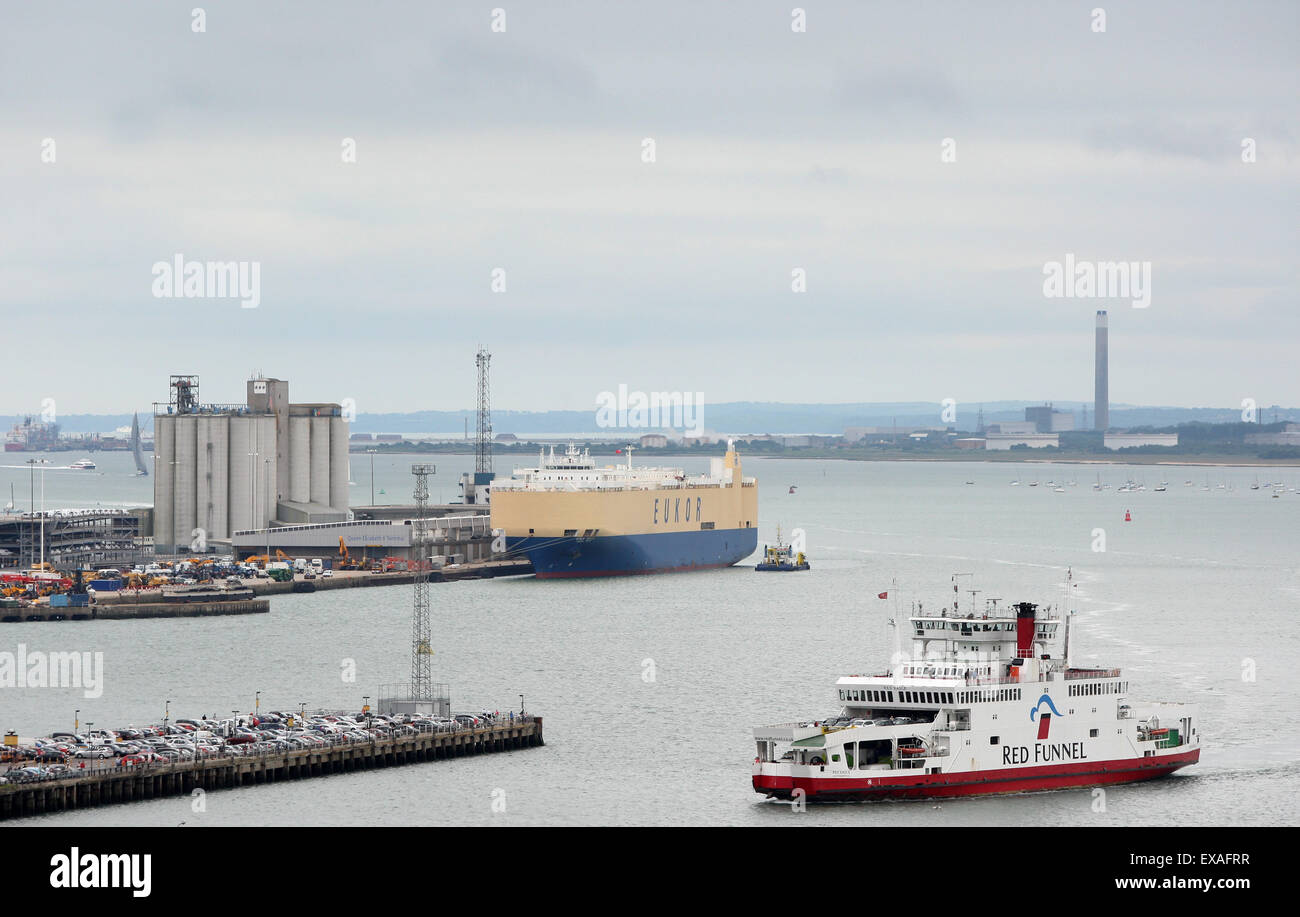 Les quais de Southampton Dock tête avec l'arrivée des ferries Red Funnel de l'île de Wight Banque D'Images