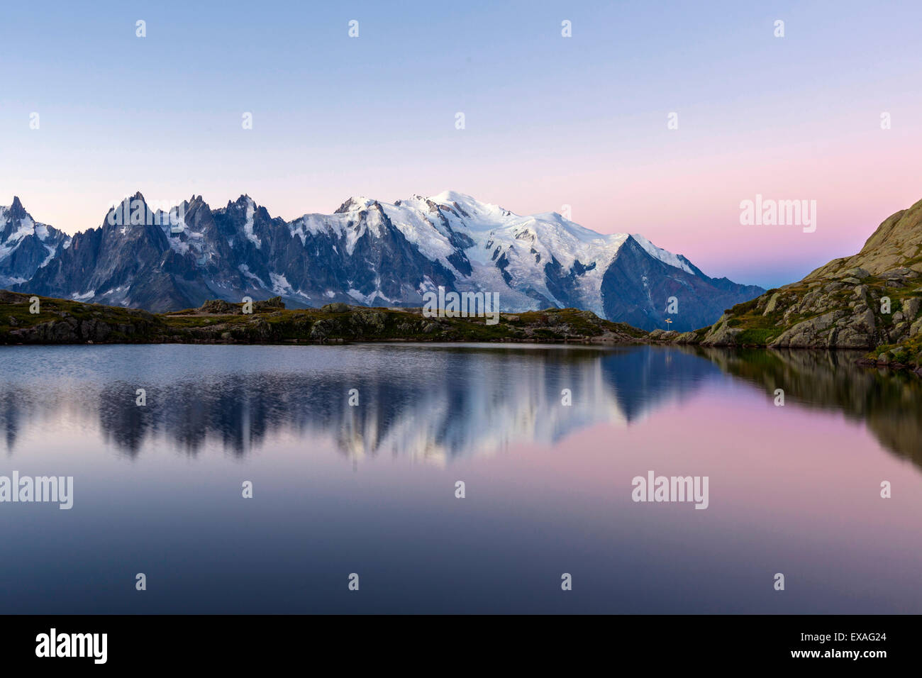 Mont Blanc compte pendant le crépuscule dans le Lac des Cheserys, Haute Savoie, Alpes, France, Europe Banque D'Images