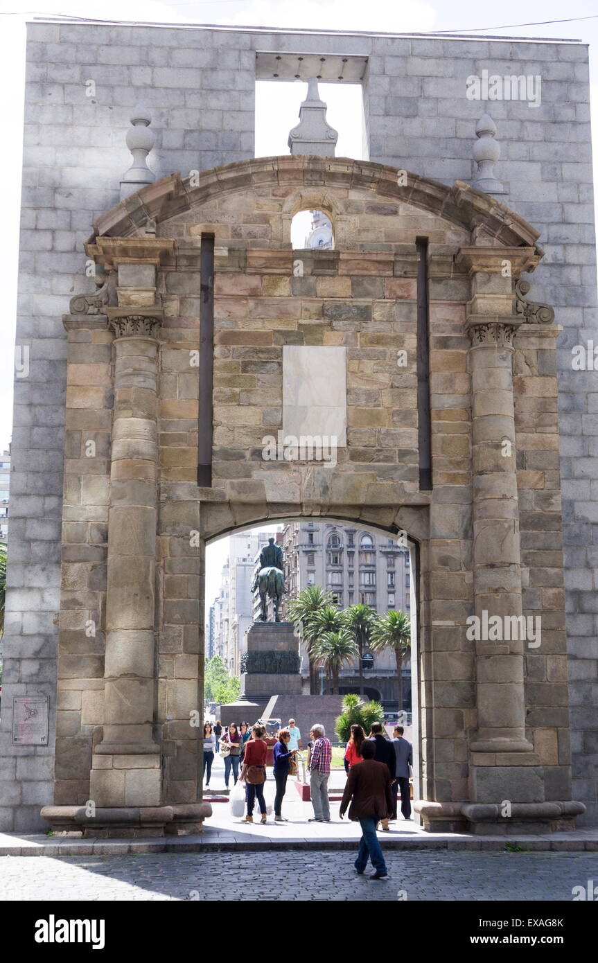 L'ancienne porte de la Citadelle, à la recherche de la citadelle de la Plaza Independencia, Montevideo, Uruguay, Amérique du Sud Banque D'Images