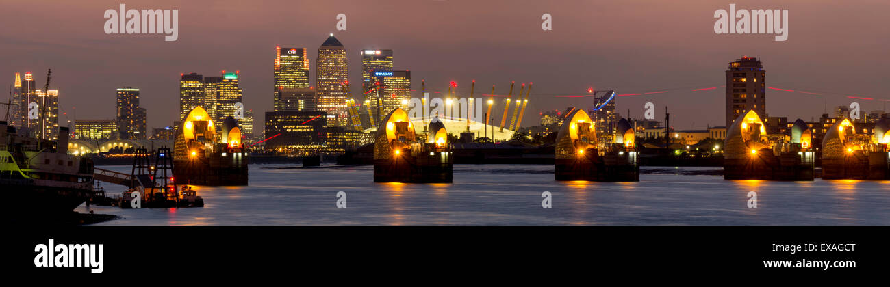 Thames Flood Barrier avec des Docklands et de Canary Wharf panorama à partir de Woolwich, Londres, Angleterre, Royaume-Uni, Europe Banque D'Images