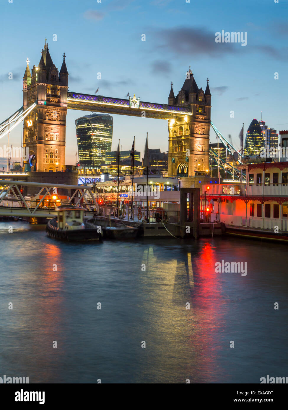 Tower Bridge, Tamise et crépuscule Ville, Londres, Angleterre, Royaume-Uni, Europe Banque D'Images