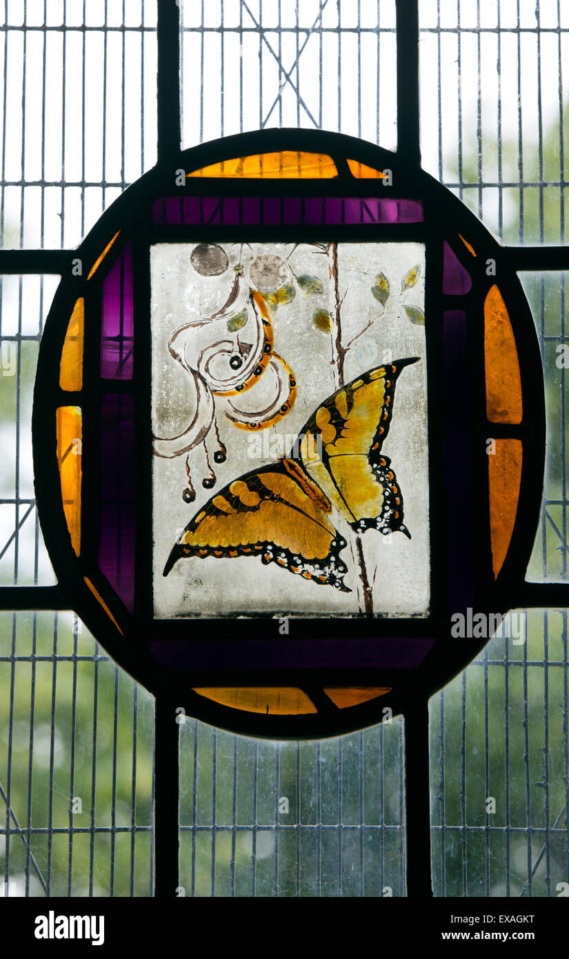 Vitrail papillon cocarde, Église Saint Jean-Baptiste, Cherington, Warwickshire, England, UK Banque D'Images