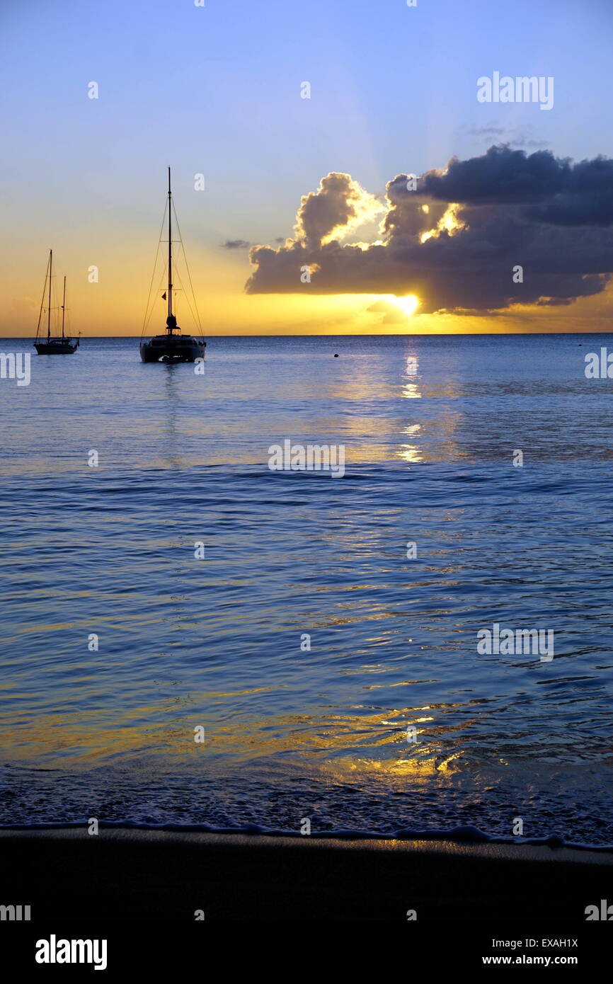Le coucher du soleil, Saint Kitts et Nevis, Iles sous le vent, Antilles, Caraïbes, Amérique Centrale Banque D'Images