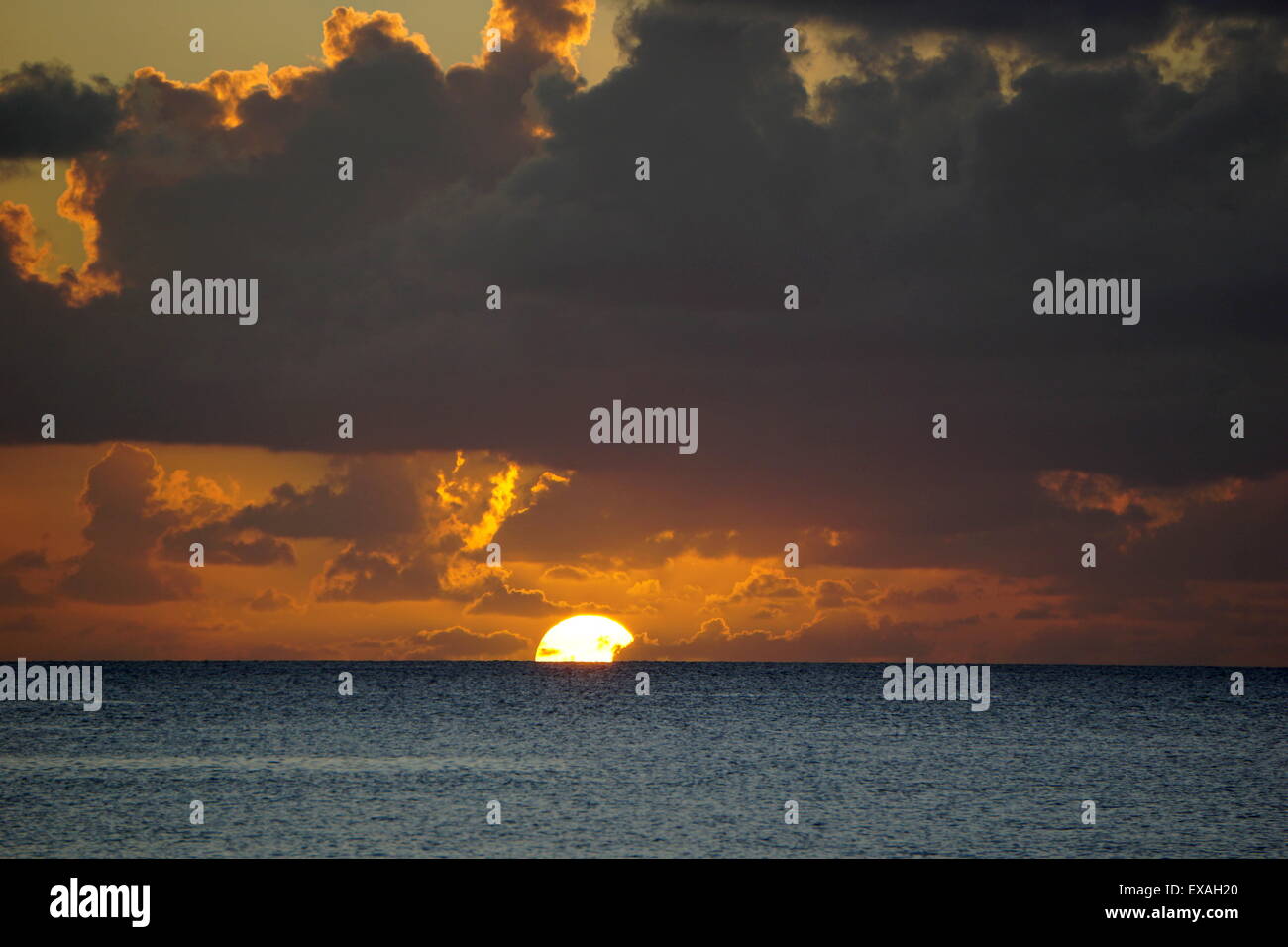 Le coucher du soleil, Saint Kitts et Nevis, Iles sous le vent, Antilles, Caraïbes, Amérique Centrale Banque D'Images