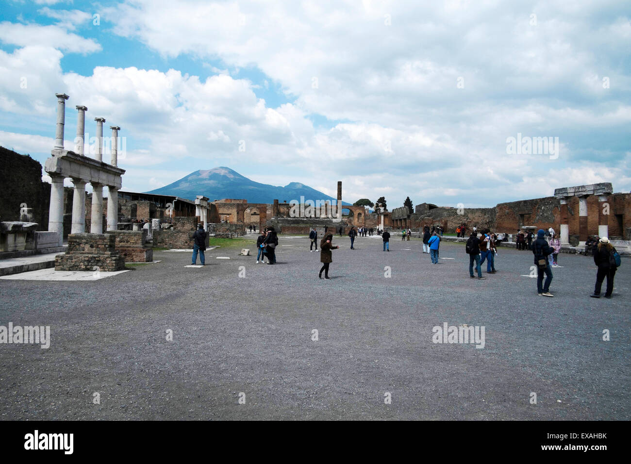 Le forum de Pompéi, avec le Vésuve en arrière-plan, Pompéi, UNESCO World Heritage Site, Campanie, Italie, Europe Banque D'Images