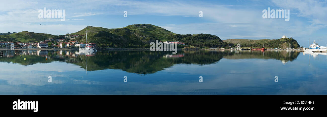 95 degrés panoramique de Myrina port de la ville, la baie et le paysage reflété sur la surface de l'eau. Lemnos Limnos island, dans le Nord de la mer Égée, Grèce Banque D'Images