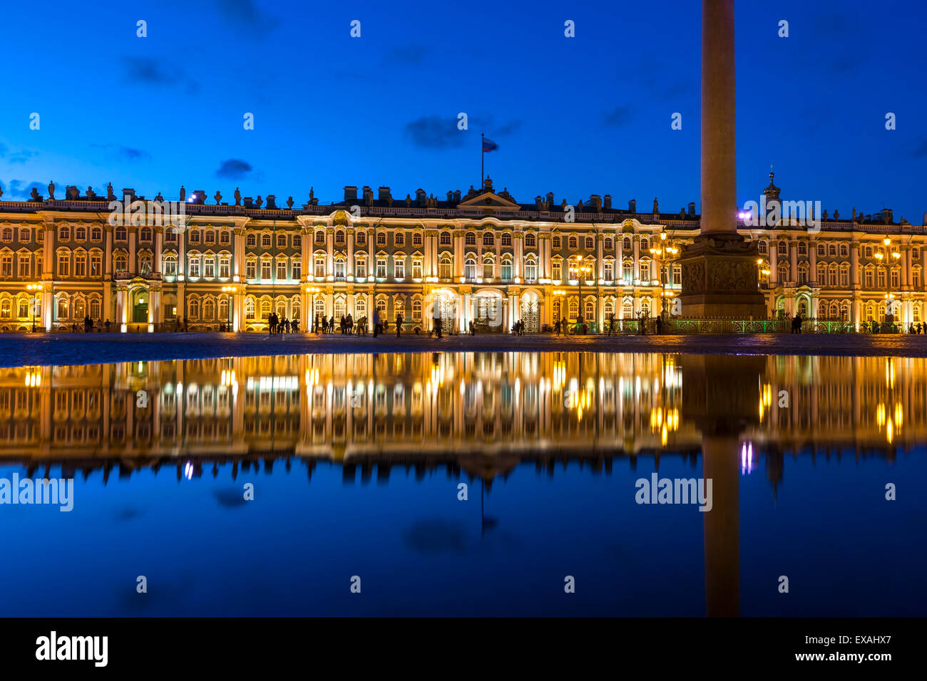 La colonne d'Alexandre et de l'Ermitage, palais d'hiver, Place du Palais, UNESCO World Heritage Site, Saint-Pétersbourg, Russie, Europe Banque D'Images