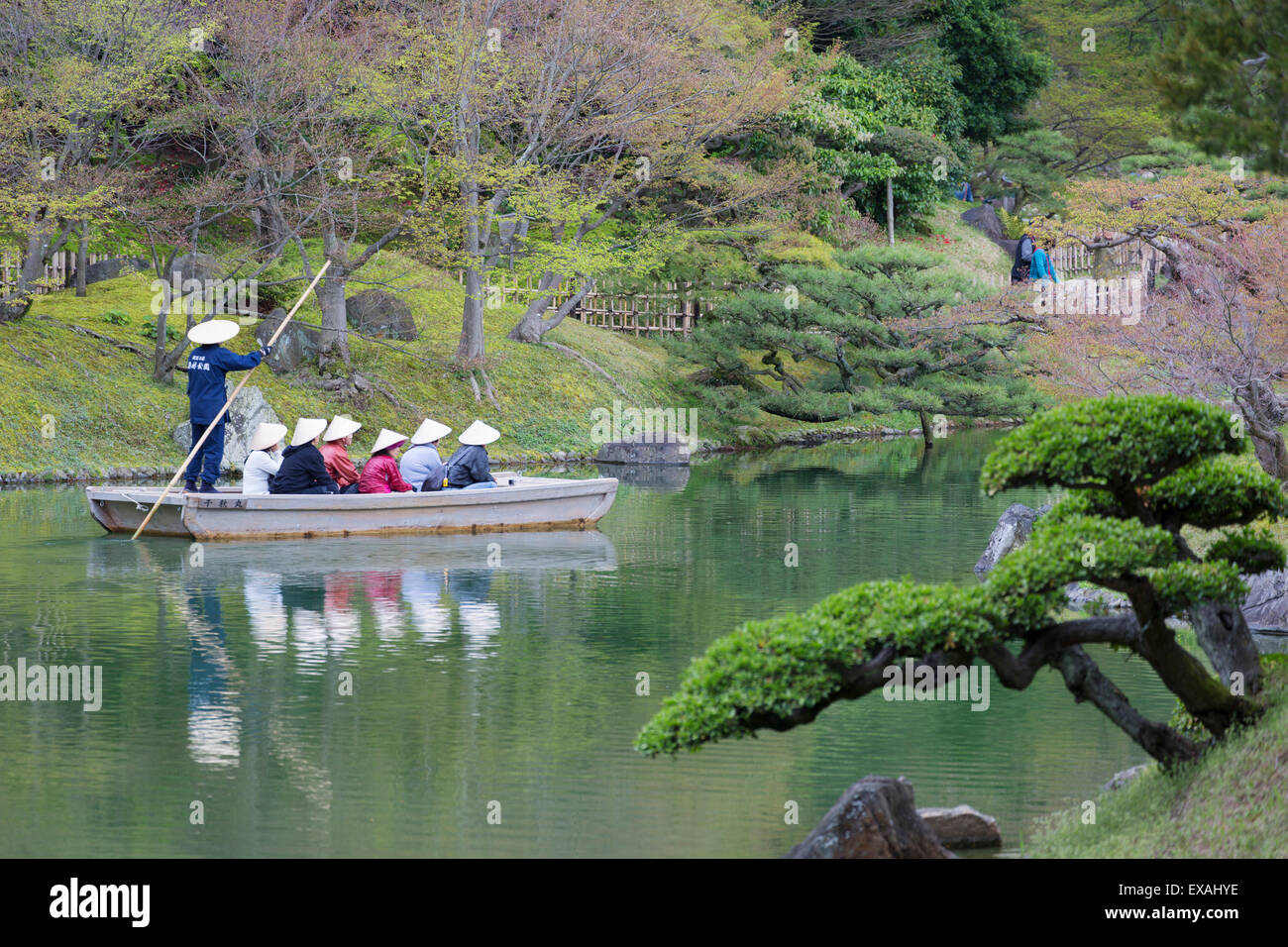 Les touristes en bateau dans Ritsurin-koen, Shikoku, Takamatsu, Japon, Asie Banque D'Images
