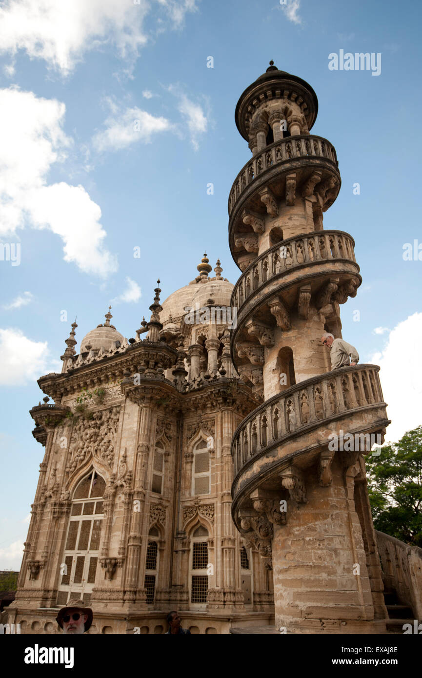 L'un des quatre minarets à la Jama Masjid (mosquée) dans le Mahabat Maqbara complexe, construit en 1892, Junagadh, Gujarat, Inde Banque D'Images