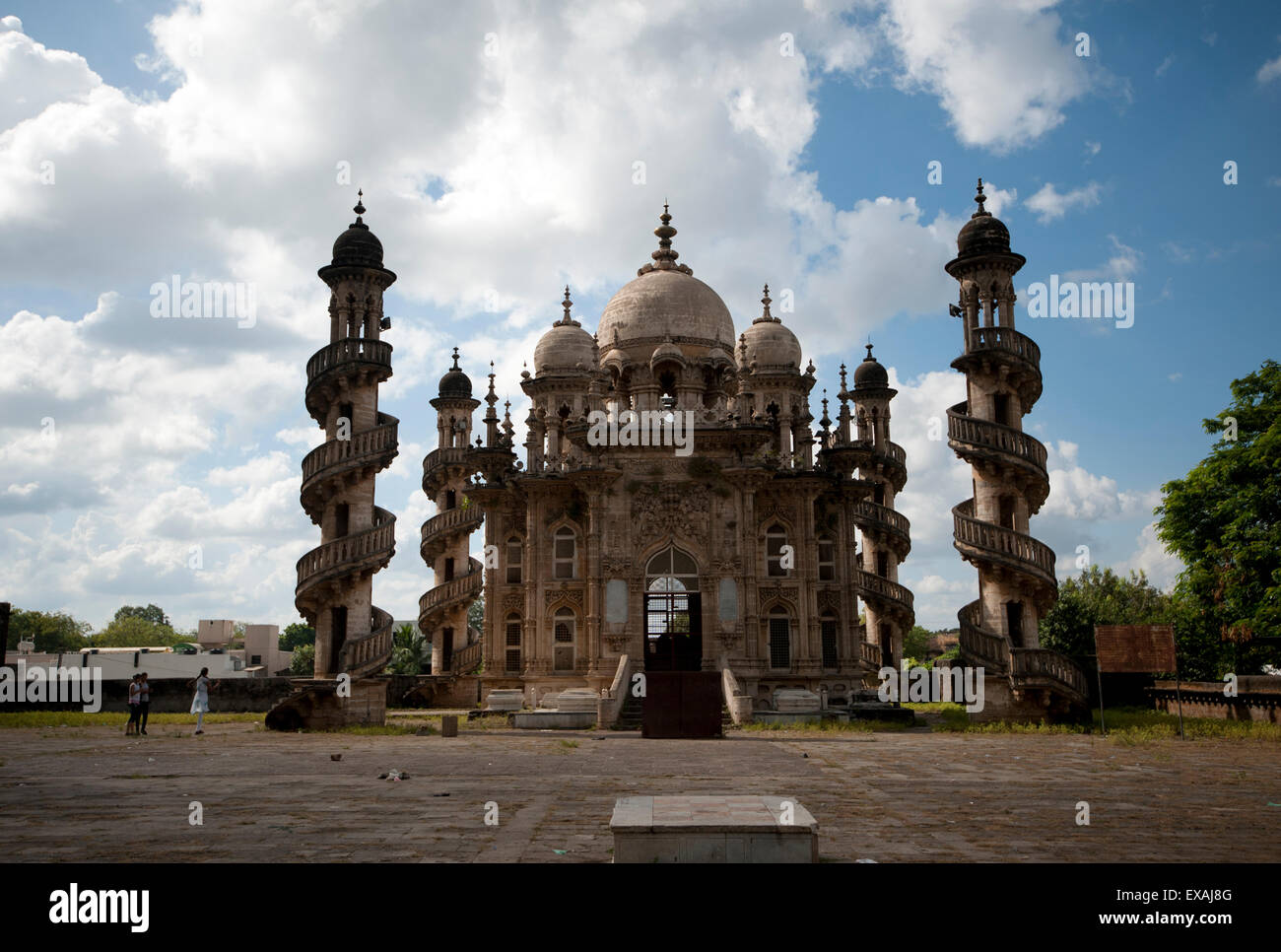 La Jama Masjid dans l'Mahabat Maqbara complexe, avec des musulmans, hindouistes et d'influence européenne, Junagadh, Gujarat, Inde Banque D'Images