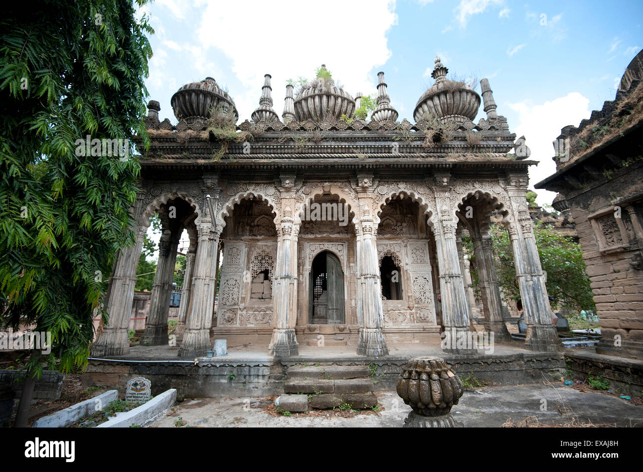 L'une des pierres du 18ème siècle sculpté richement mausolées, Babi dynastie, Tombes des rois, Babi Junagadh, Gujarat, Inde Banque D'Images