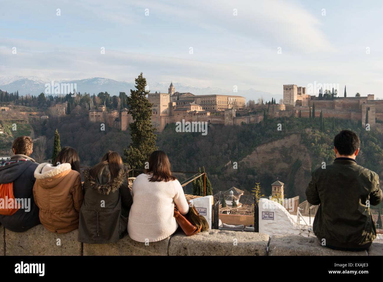 Les gens qui regardent l'Alhambra au coucher du soleil de San Nicolas, Grenade, Andalousie, Espagne, Europe Banque D'Images
