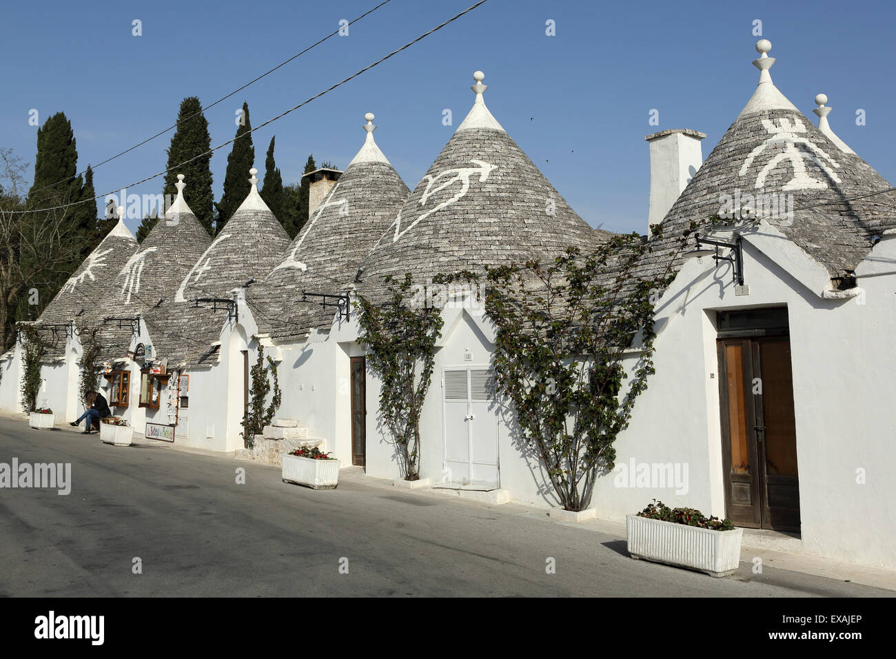 Rangée de maisons trulli 18ème siècle dans le quartier de Rione Monte, UNESCO World Heritage Site, Alberobello, Pouilles, Italie, Europe Banque D'Images