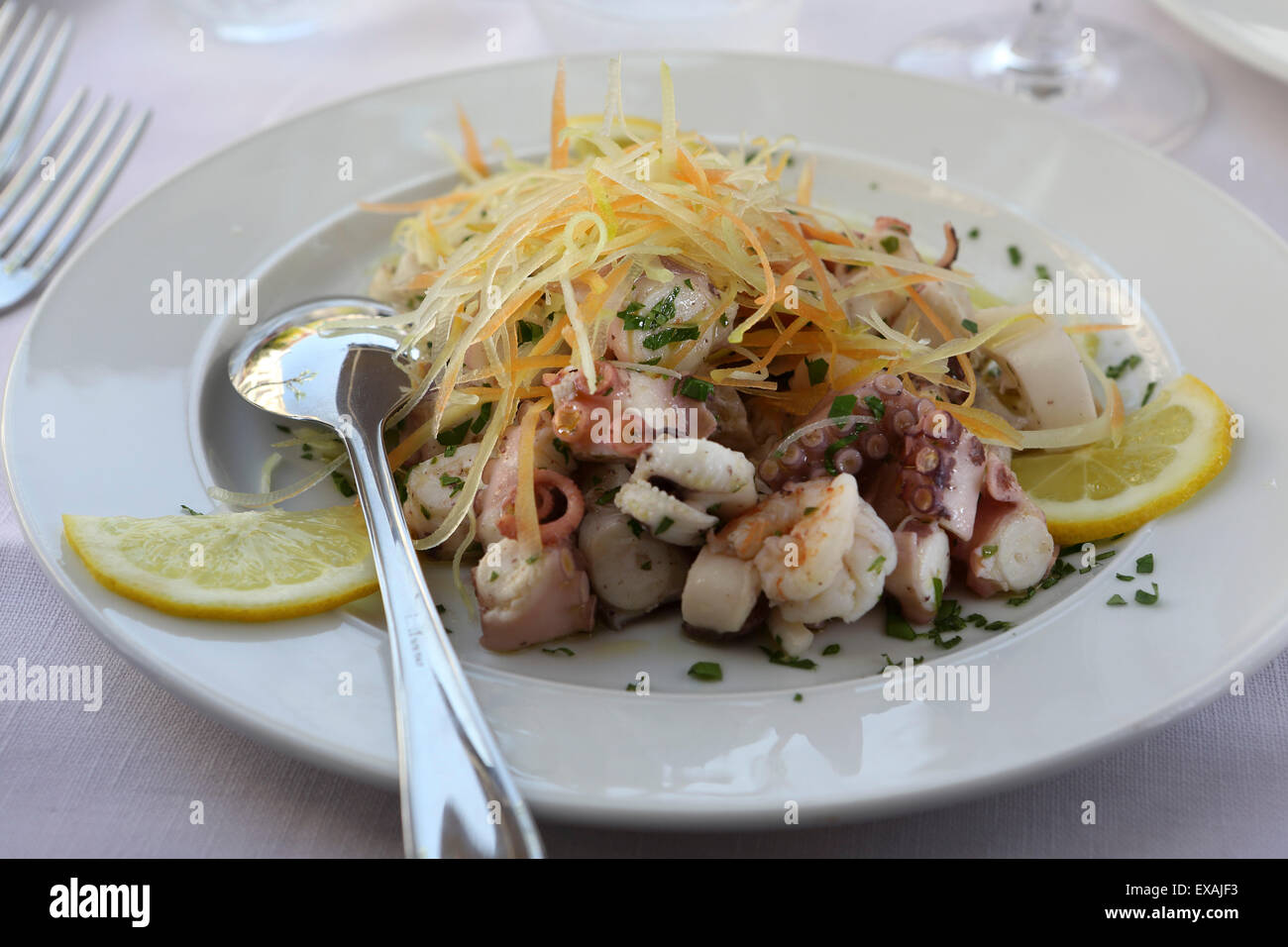 Une salade de fruits de mer fraîchement pêchés avec octopus servi à Monopoli, Pouilles, Italie, Europe Banque D'Images