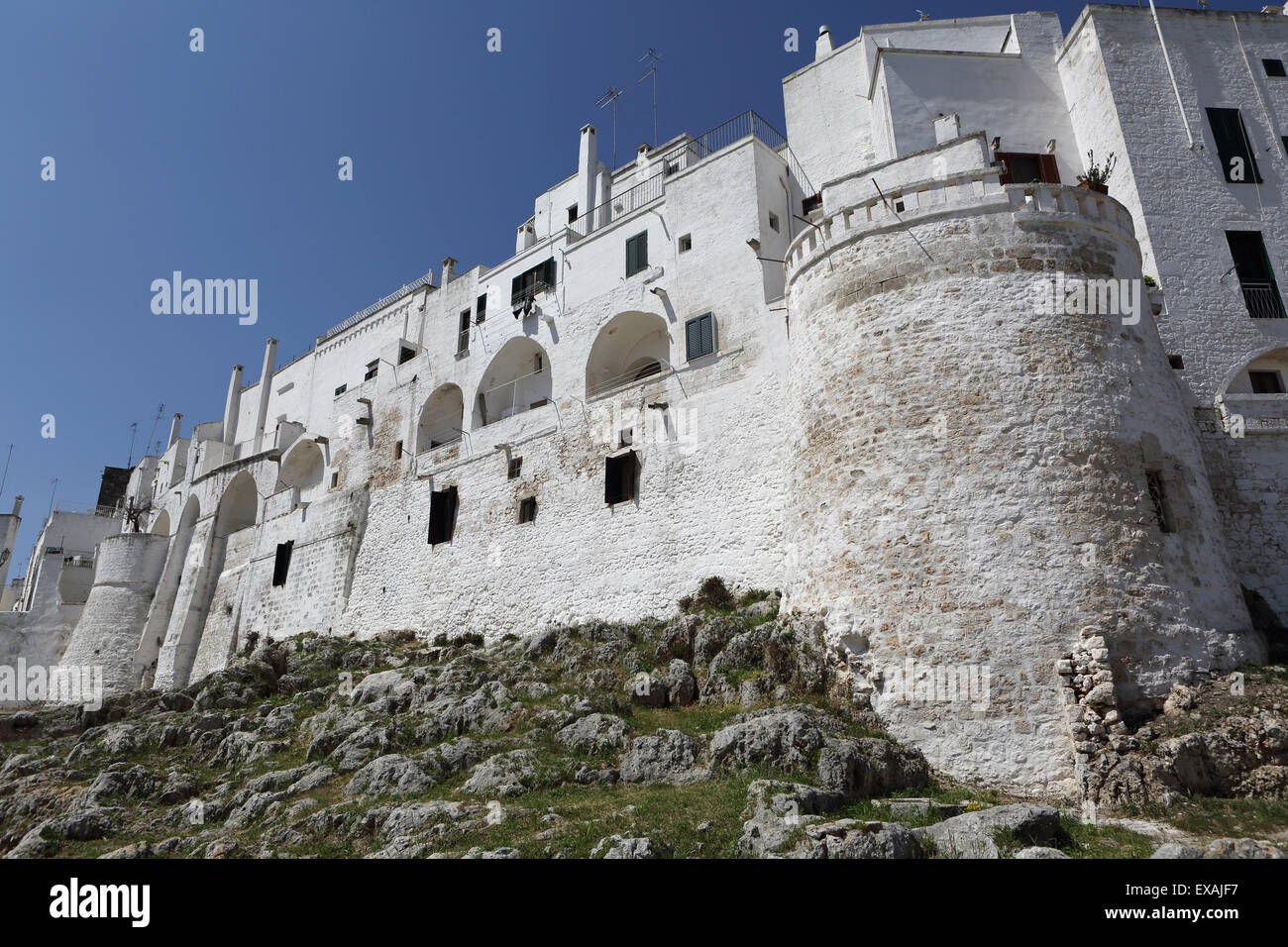 Le mur de la ville blanchie à la chaux, y compris une tour défensive, dans la ville blanche (Citta Bianca), Ostuni, Pouilles, Italie, Europe Banque D'Images