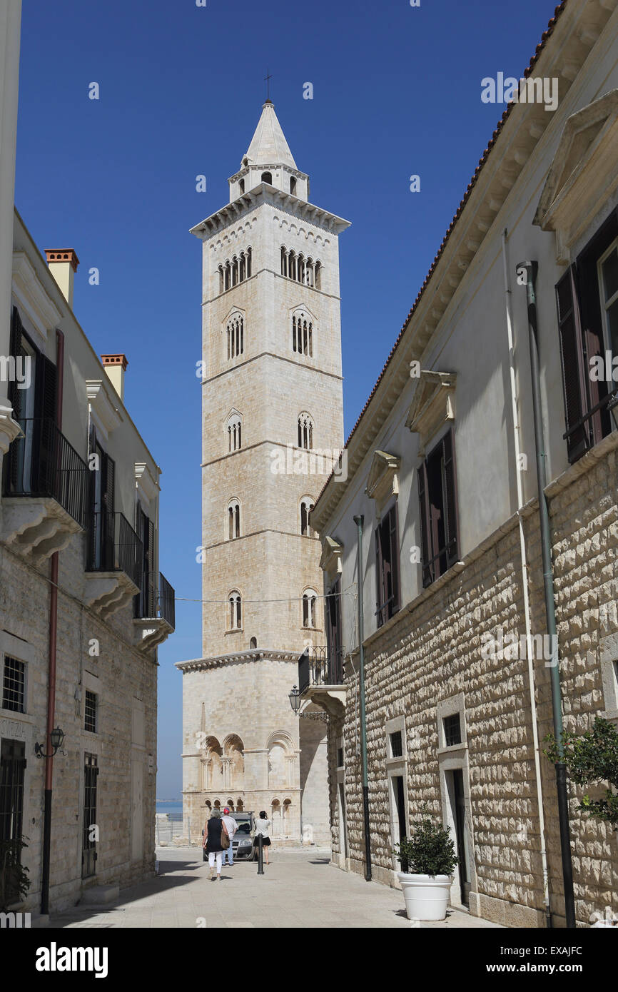 Les 60 mètres de haut clocher de la cathédrale de Saint Nicolas le pèlerin (San Nicola Pellegrino) à Trani, Pouilles, Italie Banque D'Images
