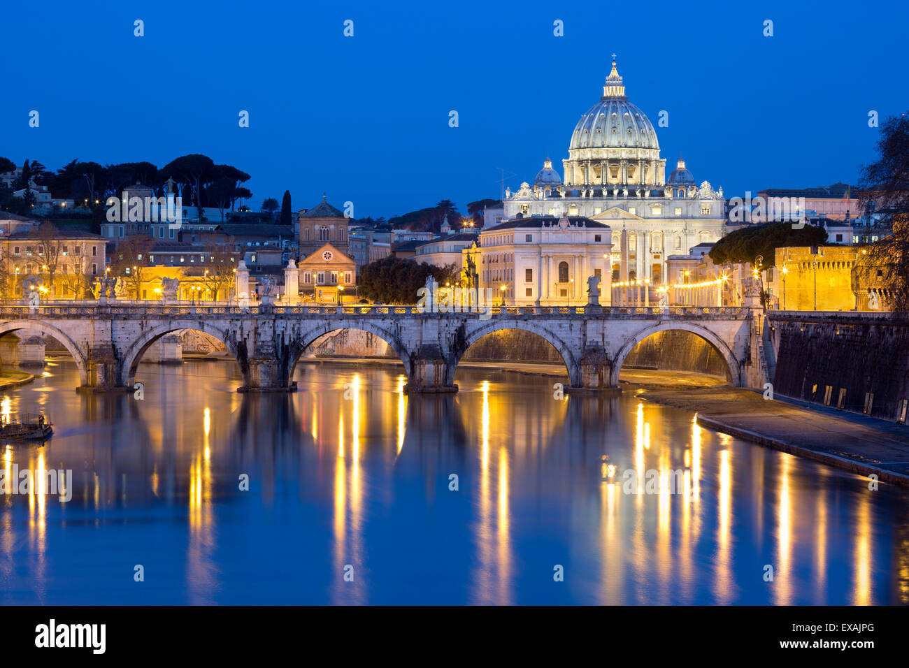 La Basilique St Pierre, le Tibre et Ponte Sant'Angelo la nuit, Rome, Latium, Italie, Europe Banque D'Images